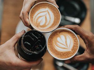 Plateau Mont-Royal, 3 personnes qui lève leur verre du matin